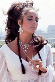 http://www.hola.com/casasreales/2002/10/04/sabiaq/imgs/liz-taylor-b.jpg