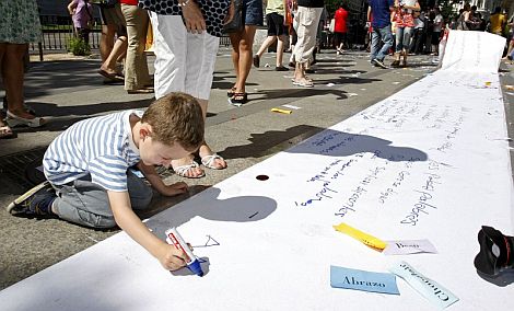 Un niño participa en la actividad 'El mundo, un poema gigante', | Efe Un niño participa en la actividad 'El mundo, un poema gigante', | Efe