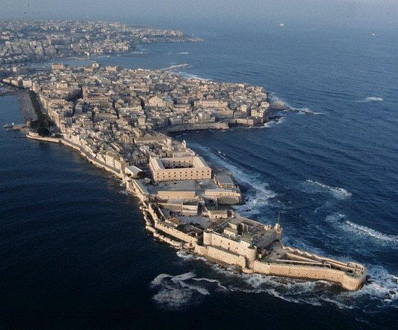 http://anotacionesviajeras.com/files/2008/12/siracusa_ortigia.jpg