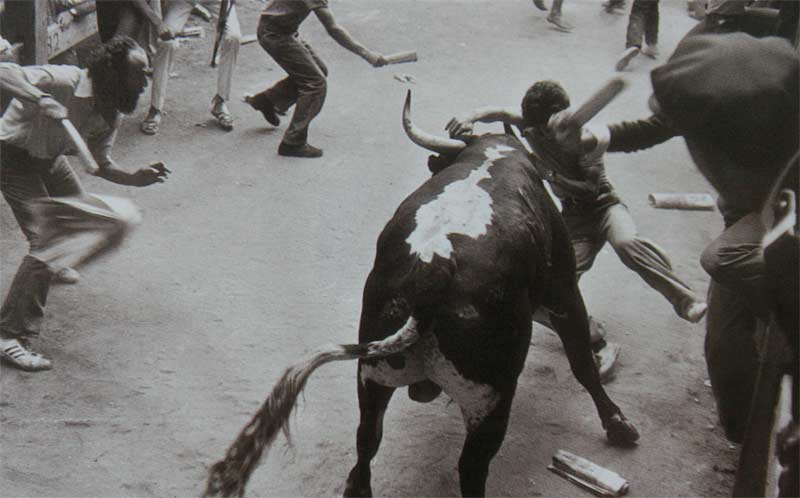 http://www.sanfermin.com/files/Image/el-encierro/historia/1974juanigeraso.g.jpg
