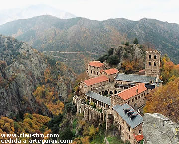 Preciosa vista del Monasterio de San Martín de Canigó