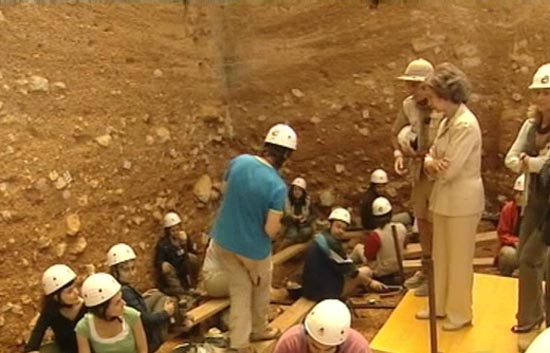 http://www.rtve.es/imagenes/reina-inaugurado-burgos-nueva-sede-del-centro-nacional-investigacion-sobre-evolucion-humana/1246978515552.jpg