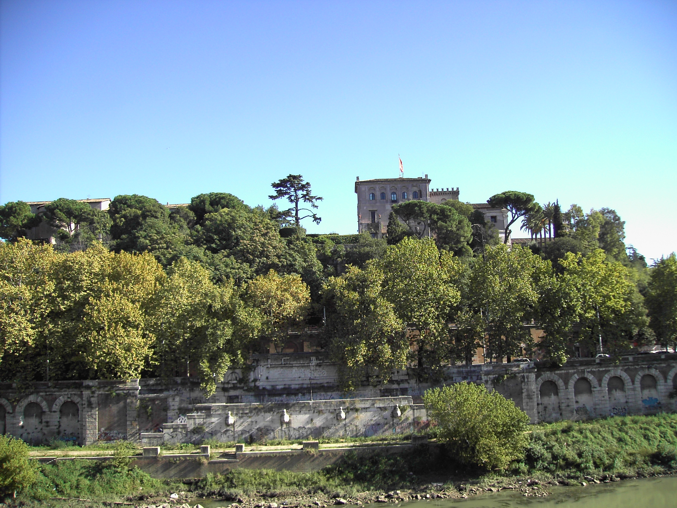 http://upload.wikimedia.org/wikipedia/commons/9/90/Ripa_-_Aventino_-_CavalieriDiMalta.JPG