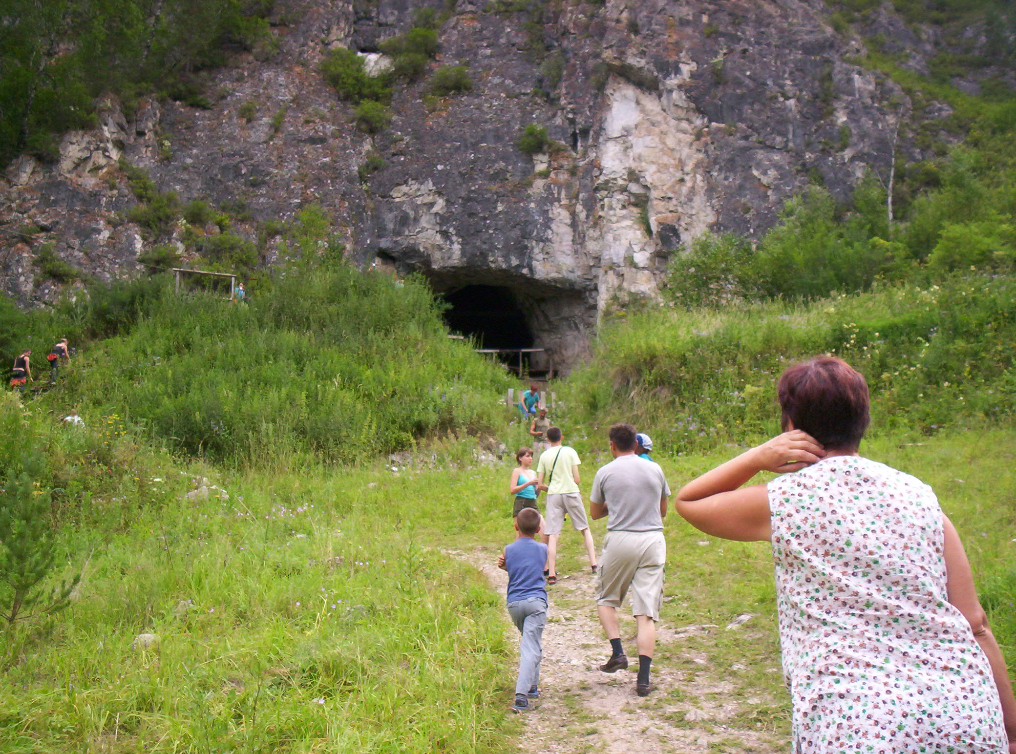 http://upload.wikimedia.org/wikipedia/commons/a/a7/Turist_den-peschera.jpg