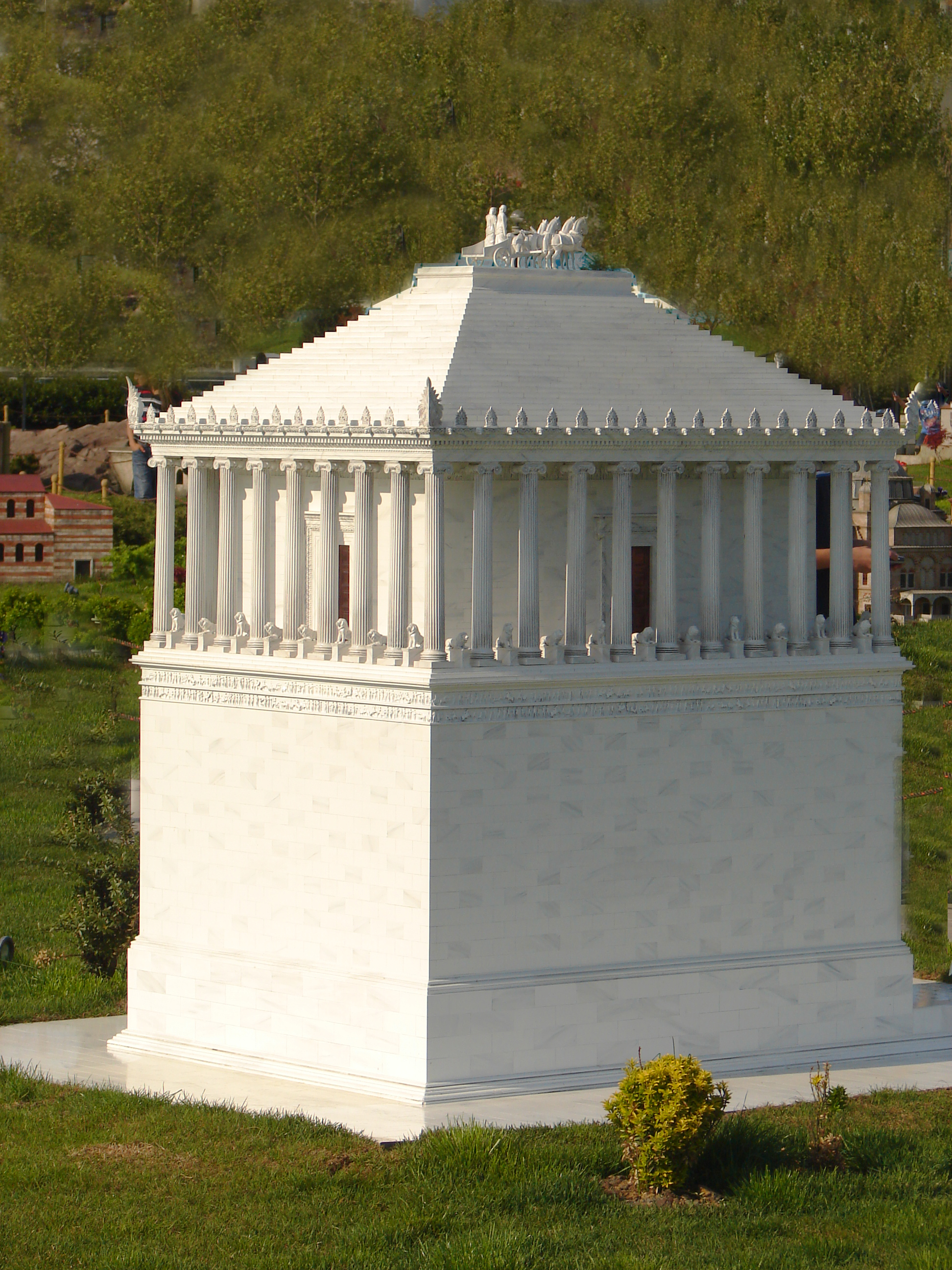 http://upload.wikimedia.org/wikipedia/commons/d/d2/The_maussolleion_model_dsc02711-miniaturk_nevit.jpg