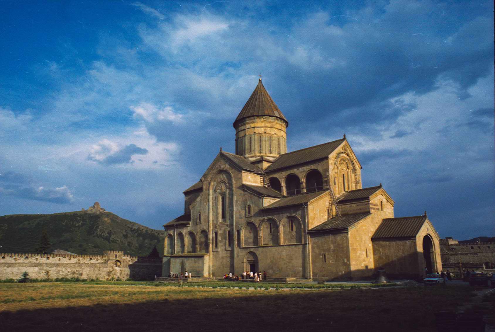 http://upload.wikimedia.org/wikipedia/commons/e/ee/Svetitskhoveli1.jpg