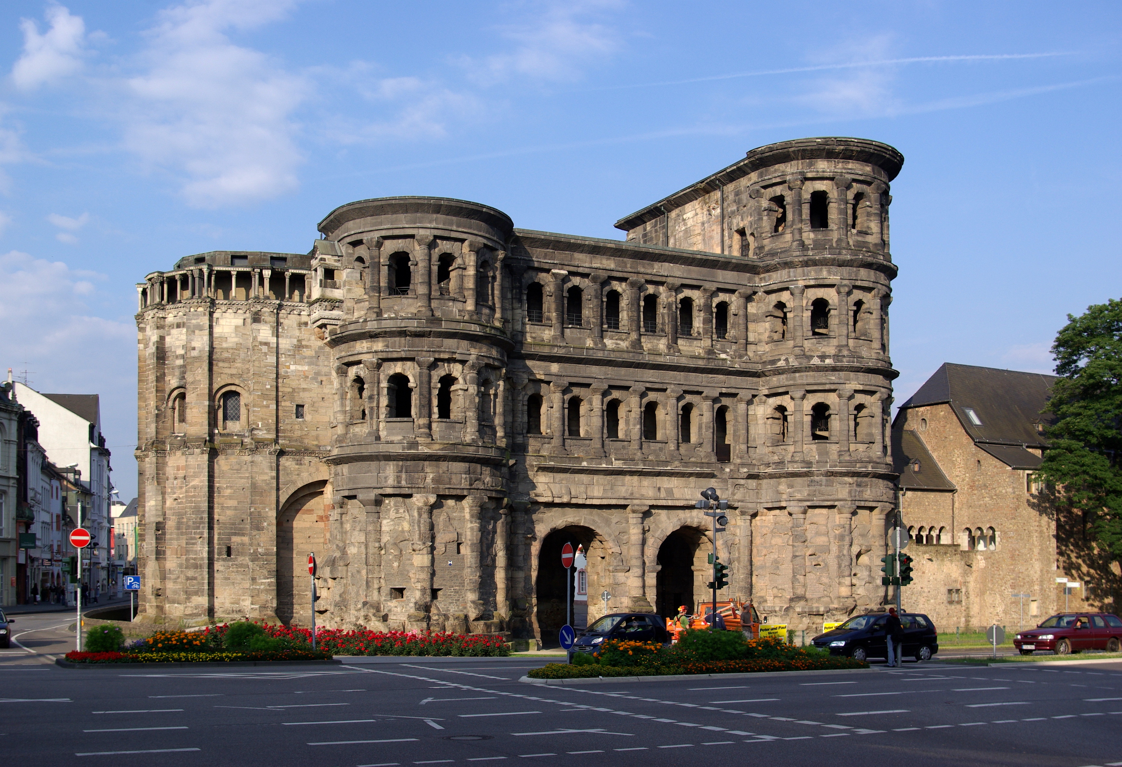 http://upload.wikimedia.org/wikipedia/commons/e/ee/Trier_Porta_Nigra_BW_1.JPG