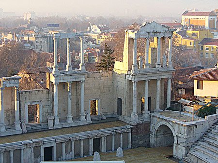 Teatro romano de Filipópolis (Plovdiv, Bulgaria). Crédito: Wikipedia. Teatro romano de Filipópolis (Plovdiv, Bulgaria). Crédito: Wikipedia.