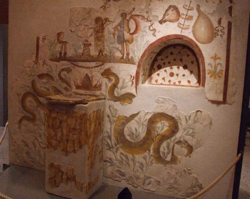 http://sobreitalia.com/wp-content/uploads/lararium-de-pompeya.jpg