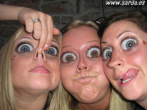 http://kirkdelaplata.files.wordpress.com/2007/07/chicas-feas.jpg