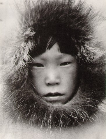 http://fotos0.mundofotos.net/2008/01_10_2008/negro_blanco1222895347/nino-esquimal.jpg