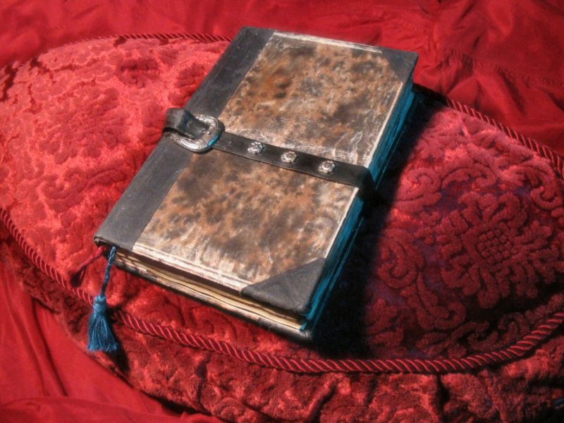 http://eleventhstack.files.wordpress.com/2008/09/800px-necronomicon_prop.jpeg