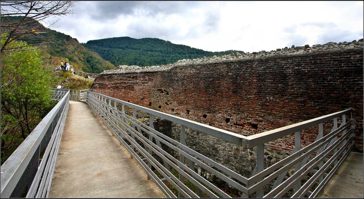 http://watcherromano.files.wordpress.com/2008/10/web-poenari-ruins-3-copy.jpg