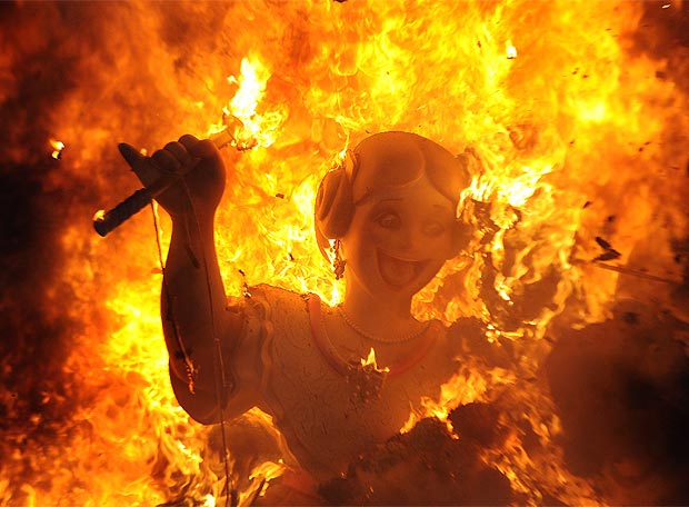 http://mundocenter.files.wordpress.com/2009/03/fallas_valencia.jpg