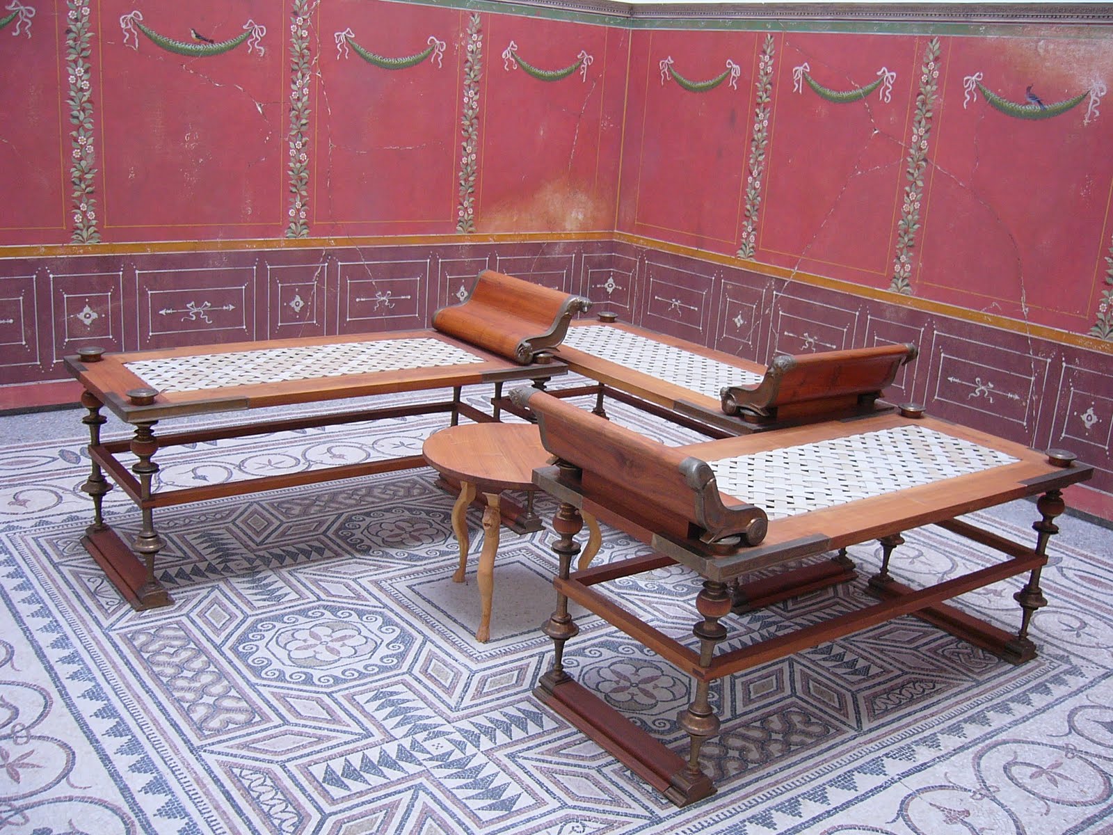 [Triclinium_-_Archäologische_Staatssammlung_München.JPG]