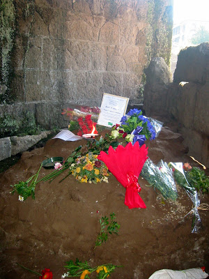 http://3.bp.blogspot.com/_NuVKKwkvoLw/ScaQOBHKqoI/AAAAAAAADco/1yMMNQaNARk/s400/ara+de+C%C3%A9sar,+columna,+foro.+Roma.JPG