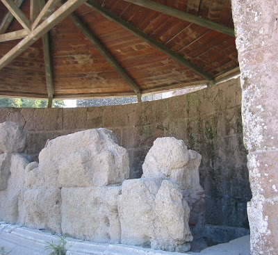 http://2.bp.blogspot.com/_NuVKKwkvoLw/ScaQOnUj1fI/AAAAAAAADcw/HI0QYHUOAMw/s400/ara+de+C%C3%A9sar,+muro+de+cierre,+foro+romano.JPG