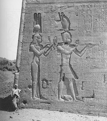 http://4.bp.blogspot.com/_dAftT6P5i8w/R6QWAUfMRsI/AAAAAAAAAoU/VcNiyIYeBts/s400/Cleopatra.jpg