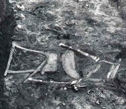 http://www.edinburghguide.com/aande/music/images/05_04/05_04_04_lyre_grave.jpg