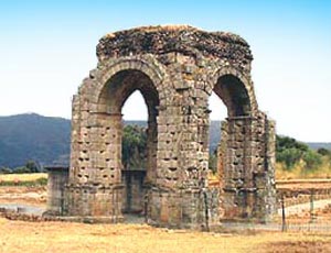 http://www.spanisharts.com/arquitectura/imagenes/roma/caparra_arco1.jpg