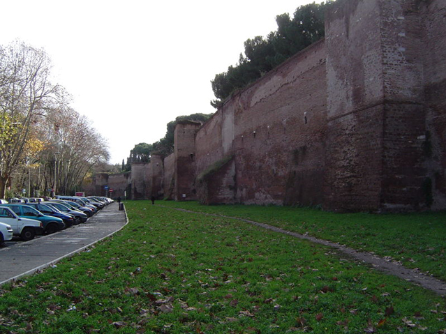 http://www.imperioromano.com/blog/img/800px-aurelian_wall_1.JPG