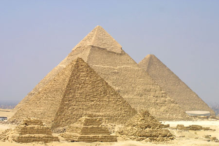http://ceciliamariotta.com/blog/wp-content/uploads/2009/01/piramides-giza.jpg