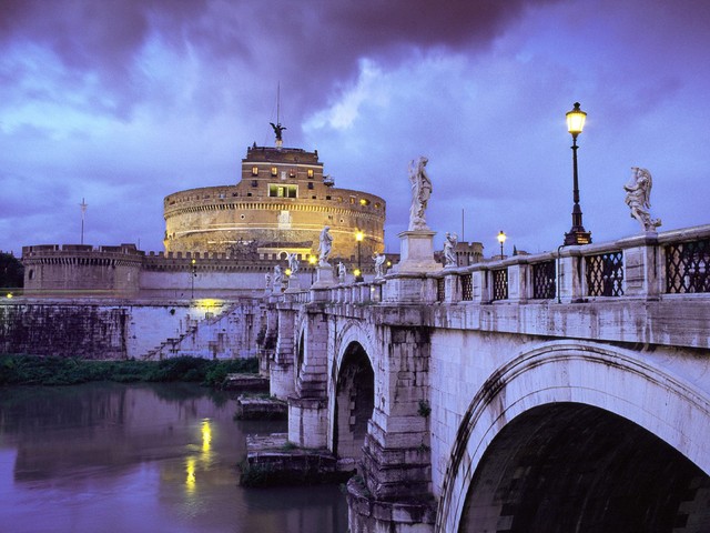 http://www.nomaders.com/blog/wp-content/uploads/2009/08/castel-sant_angelo.jpg