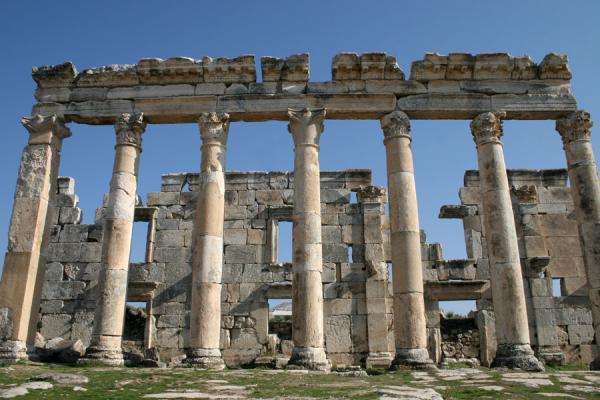http://www.traveladventures.org/continents/asia/images/apamea09.jpg