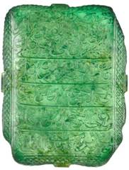 Esmeralda Mogul o Esmeralda Mogol | Mogul Emerald | vista del tallado de la parte superior,  invocación de la Sharia Chiíta invocando a Dios Todo Poderoso, el Dios Misericordioso y el Dios más compasivo, y a la bendición del Santo Profeta Muhammad (Mahoma) y de los Doce Imanes que siguieron detrás de é