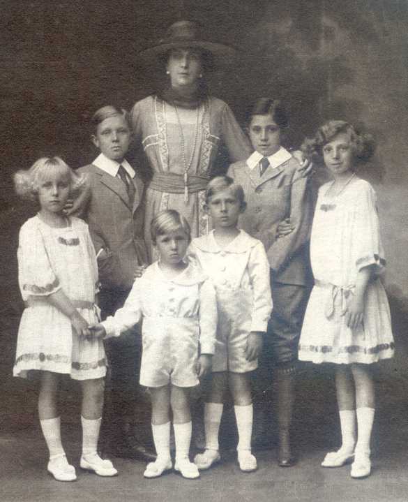 http://www.fuenterrebollo.com/faqs-numismatica/numis-fotos/victoria-eugenia-familia.jpg