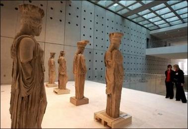 http://www.culturaclasica.com/files/cariatides-museo-acropolis.jpg