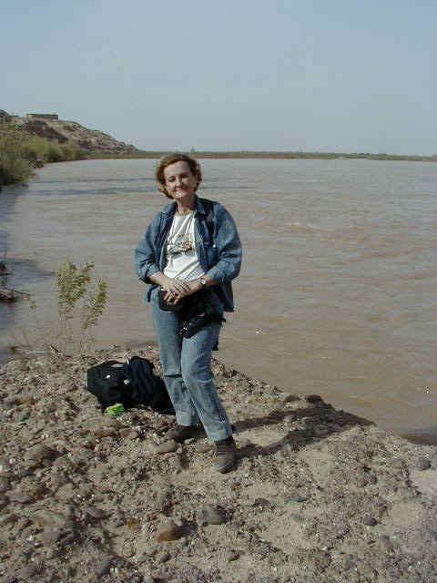 http://www.uned.es/geo-1-historia-antigua-universal/images2/Ana_VAzquez_en_el_Tigris_Assur.jpg