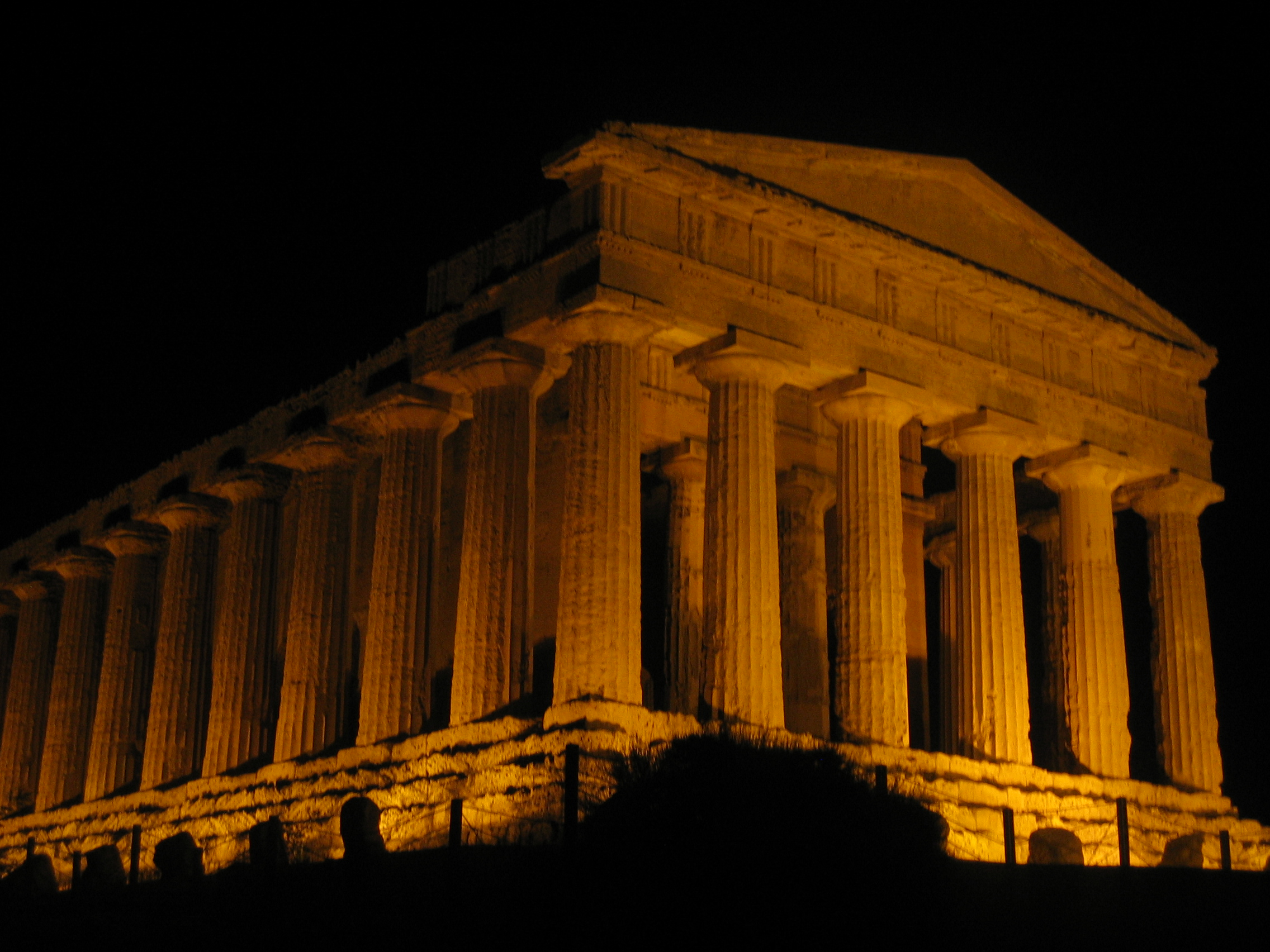 http://www.lasicilia.es/imagenes/valle_templos_agrigento2.jpg