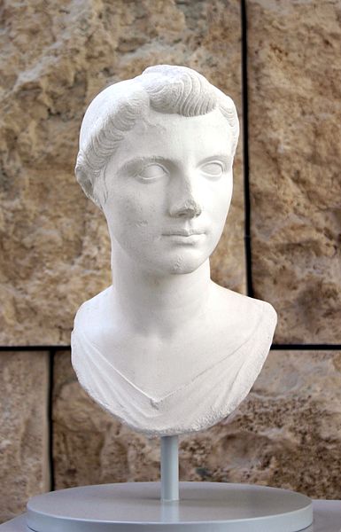 Archivo:8106 - Roma - Ara Pacis - Ottavia Minore - Foto Giovanni Dall'Orto - 30-Mar-2008.jpg