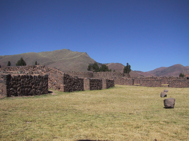 http://www.ecotravelperu.com/photos/raqchi/raqchi0002.jpg
