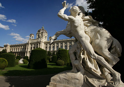 http://www.tourmycountry.com/photos/vienna/kunsthistorisches-museum.jpg