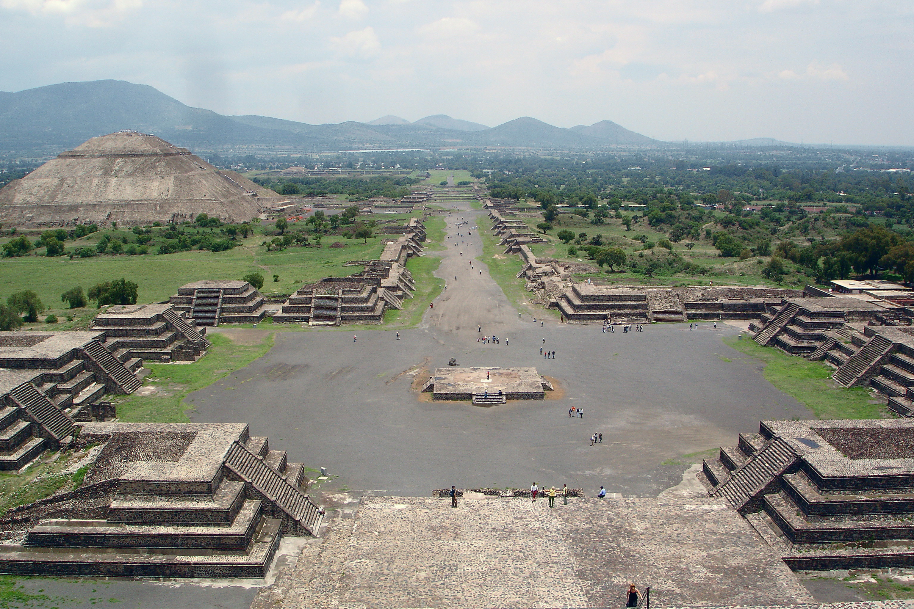 http://upload.wikimedia.org/wikipedia/commons/0/06/View_from_Pyramide_de_la_luna.jpg
