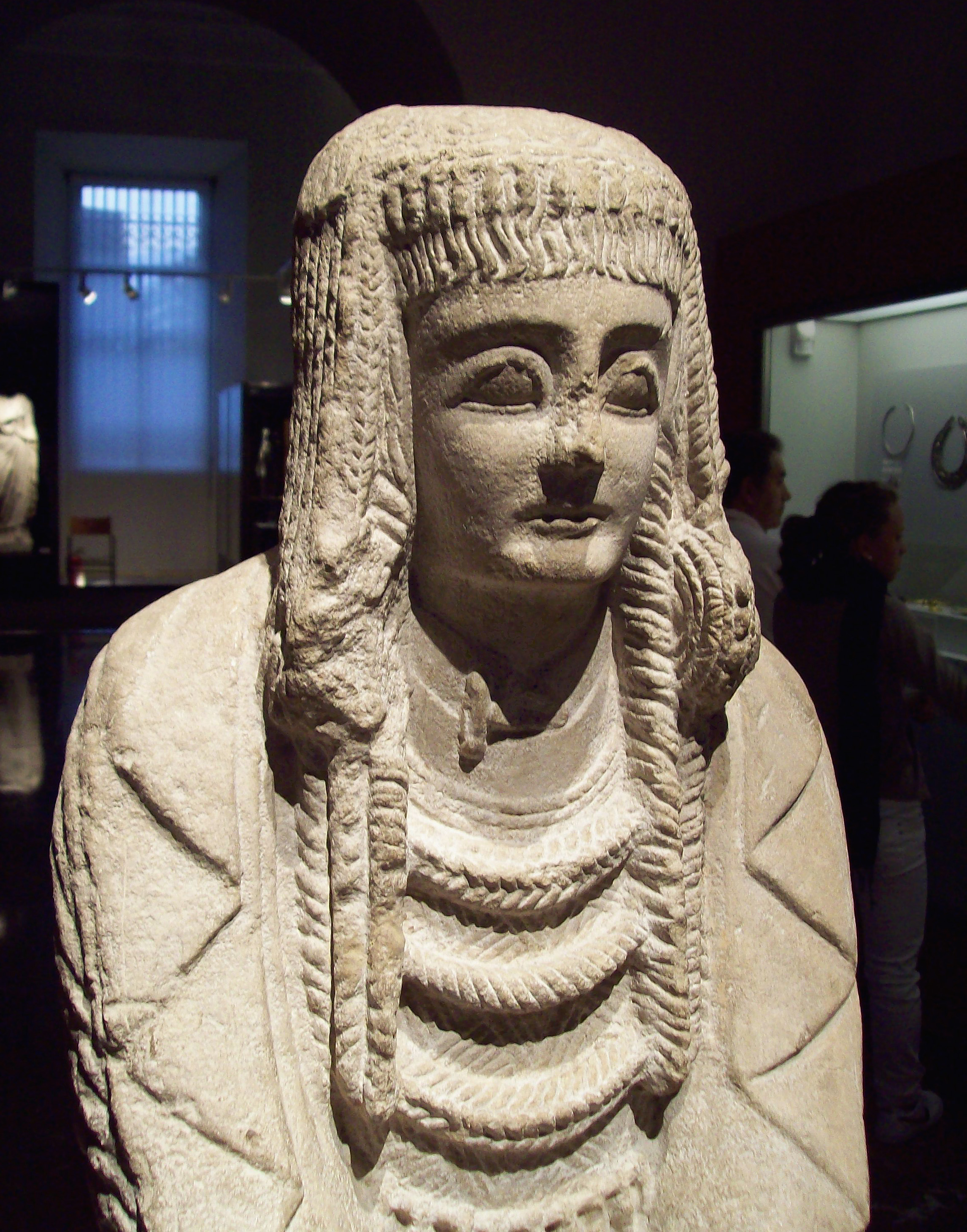 http://upload.wikimedia.org/wikipedia/commons/1/11/Gran_Dama_Oferente_(M.A.N._Madrid)_02.jpg