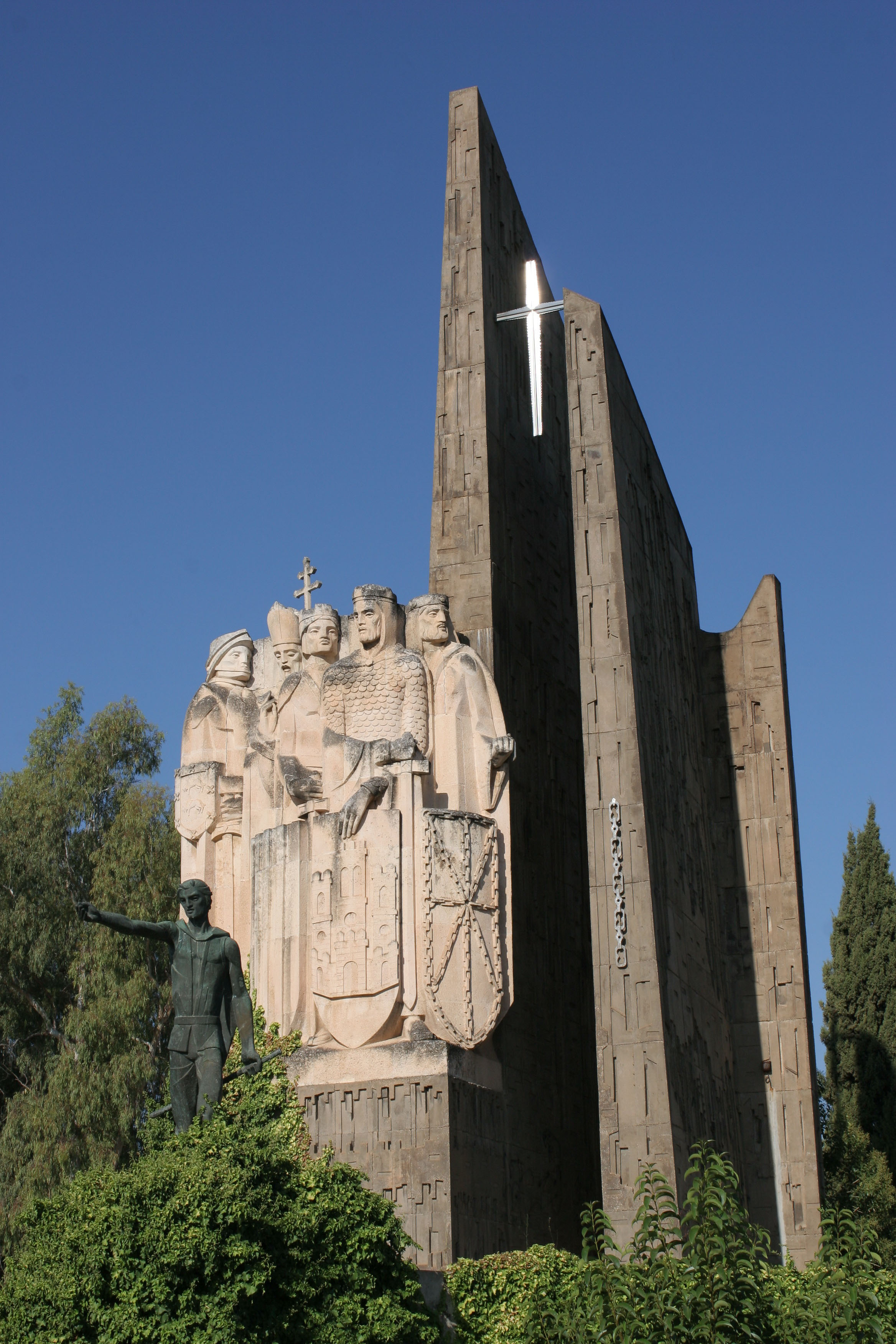 http://upload.wikimedia.org/wikipedia/commons/1/13/NavasDeTolosaMonument.jpg