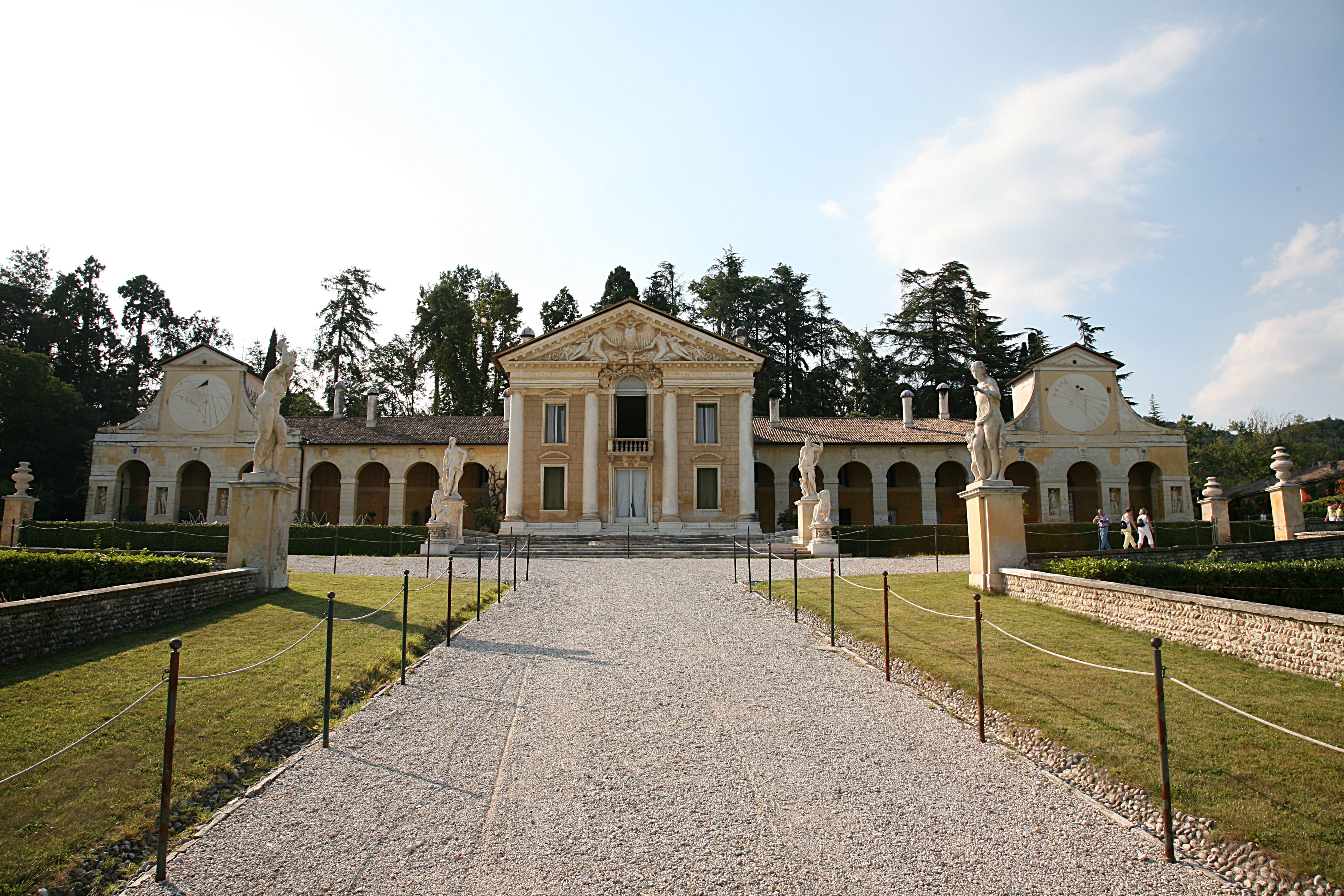 http://upload.wikimedia.org/wikipedia/commons/2/2b/VillaBarbaro_2007_07_08_01.jpg