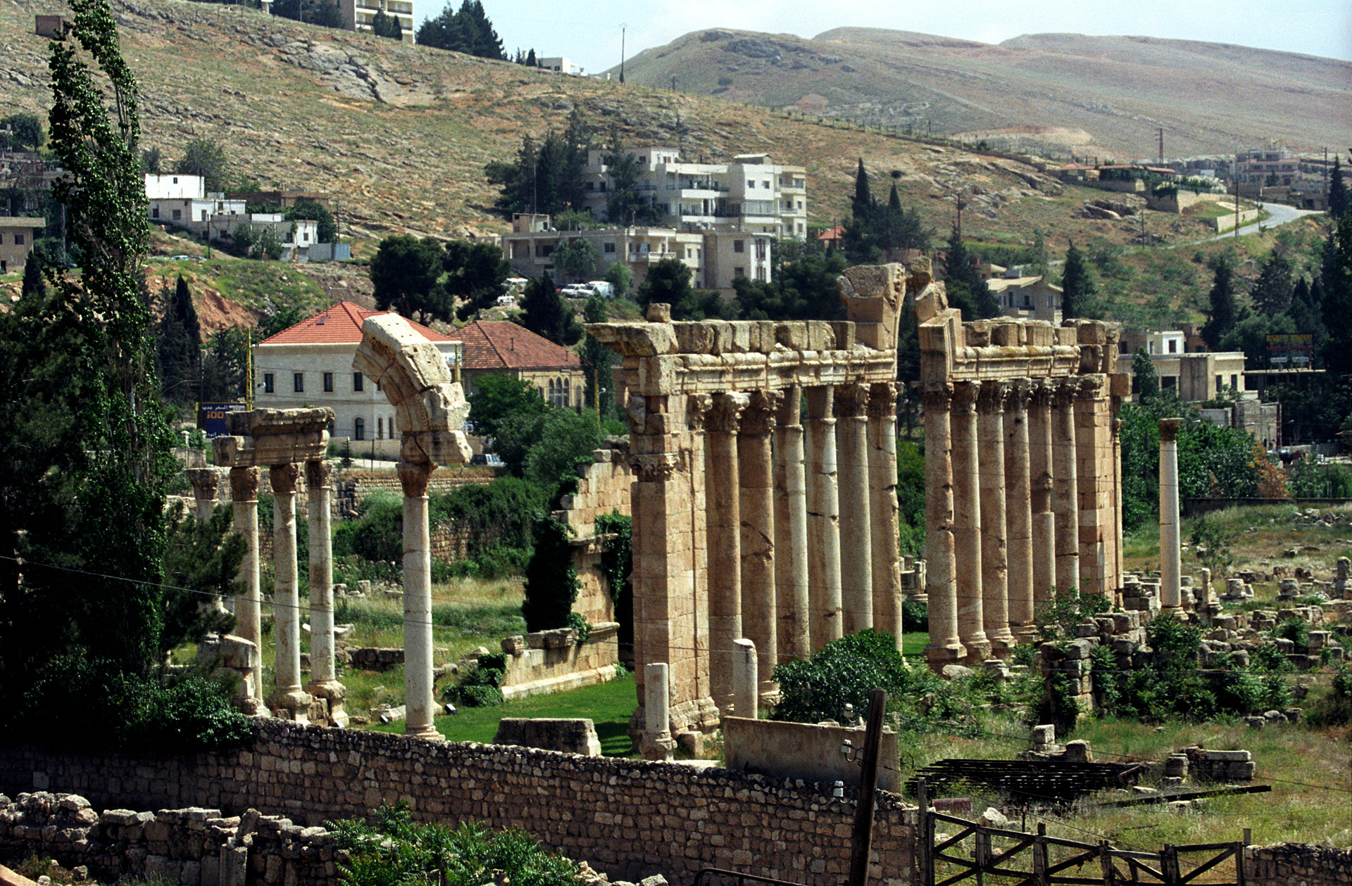 http://upload.wikimedia.org/wikipedia/commons/3/3e/Baalbek%28js%29_19.jpg