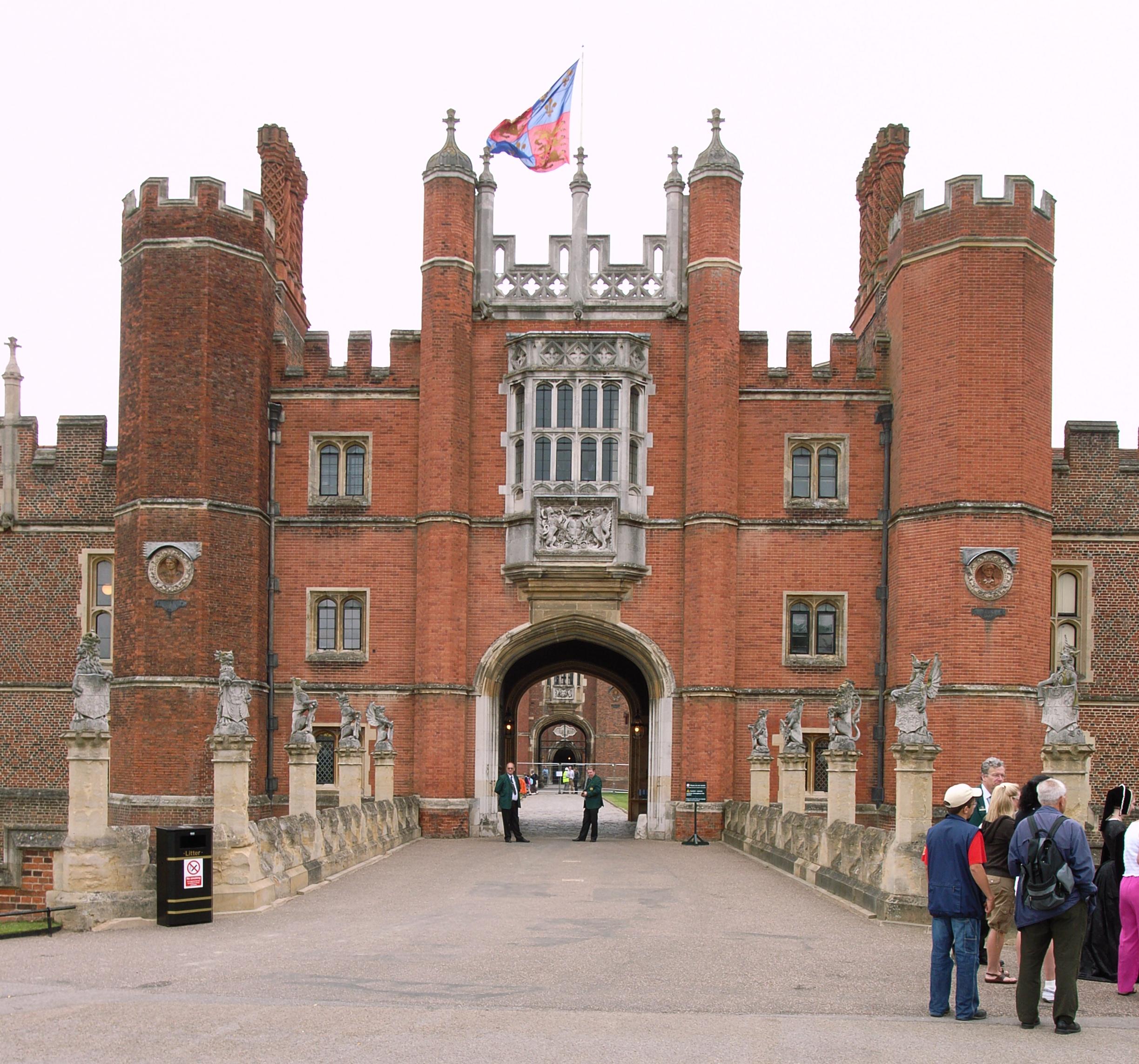 http://upload.wikimedia.org/wikipedia/commons/4/4b/Hampton_Court_Great_Gatehouse.jpg