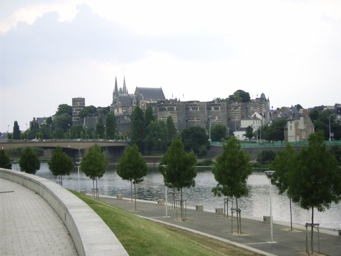 http://upload.wikimedia.org/wikipedia/commons/4/4c/Angers_chateau.jpg