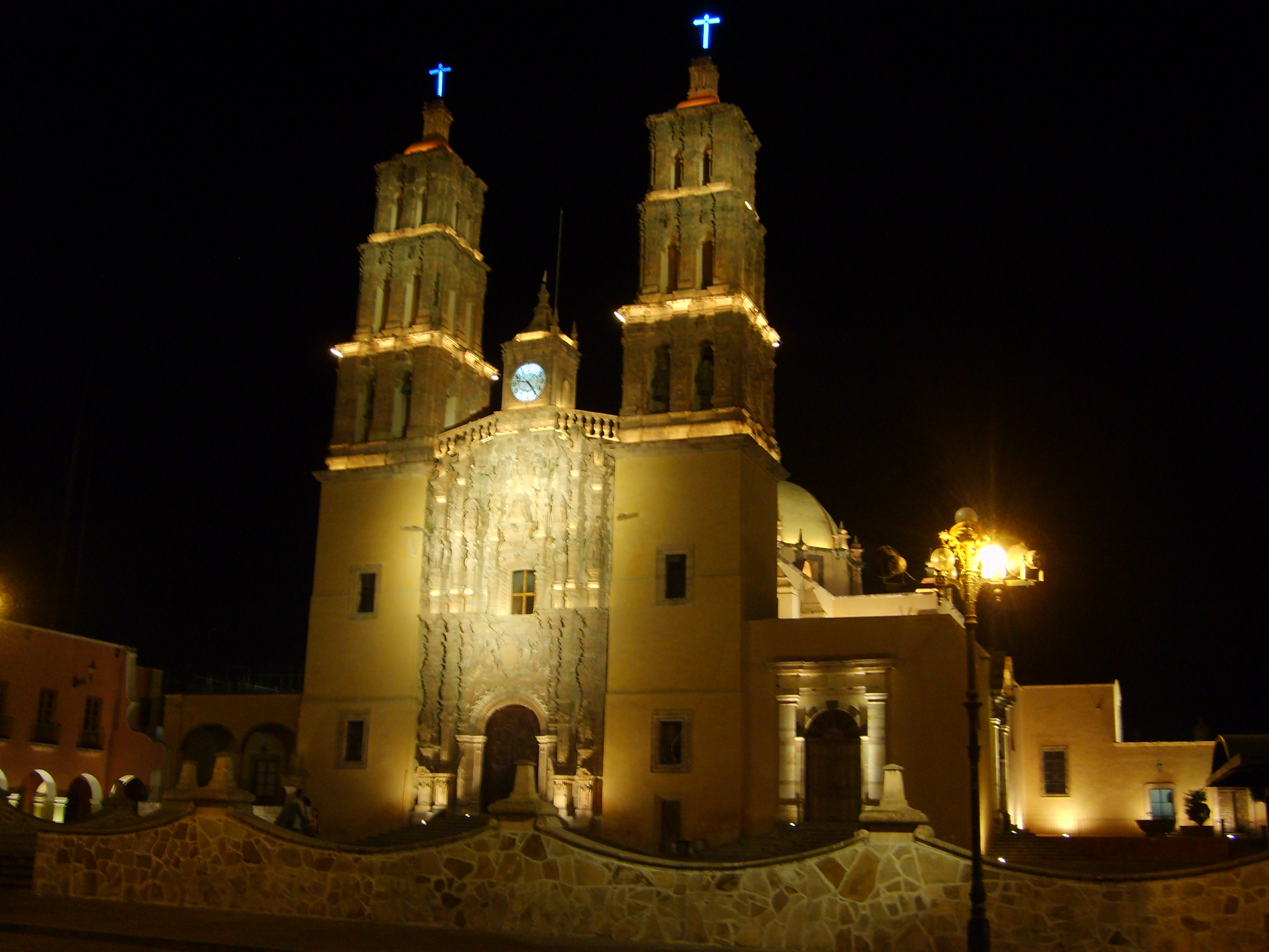 http://upload.wikimedia.org/wikipedia/commons/5/53/Dolores_Hidalgo_night.JPG