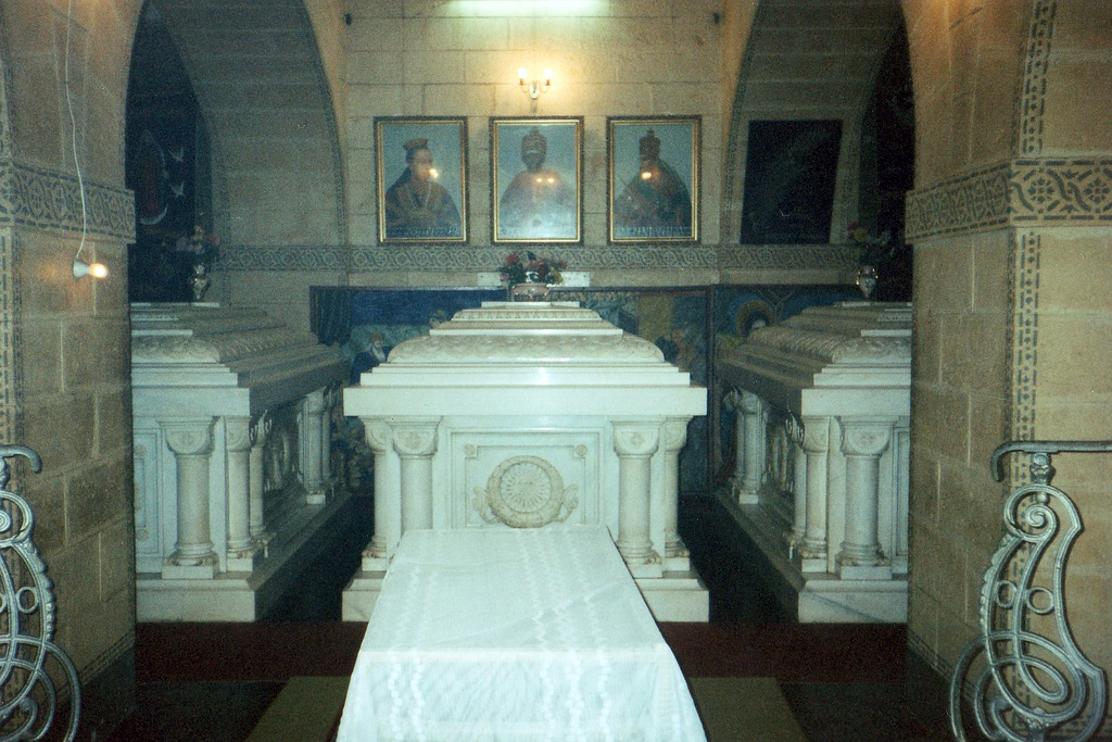 http://upload.wikimedia.org/wikipedia/commons/6/6a/Menelik_II_Mausoleum.jpg