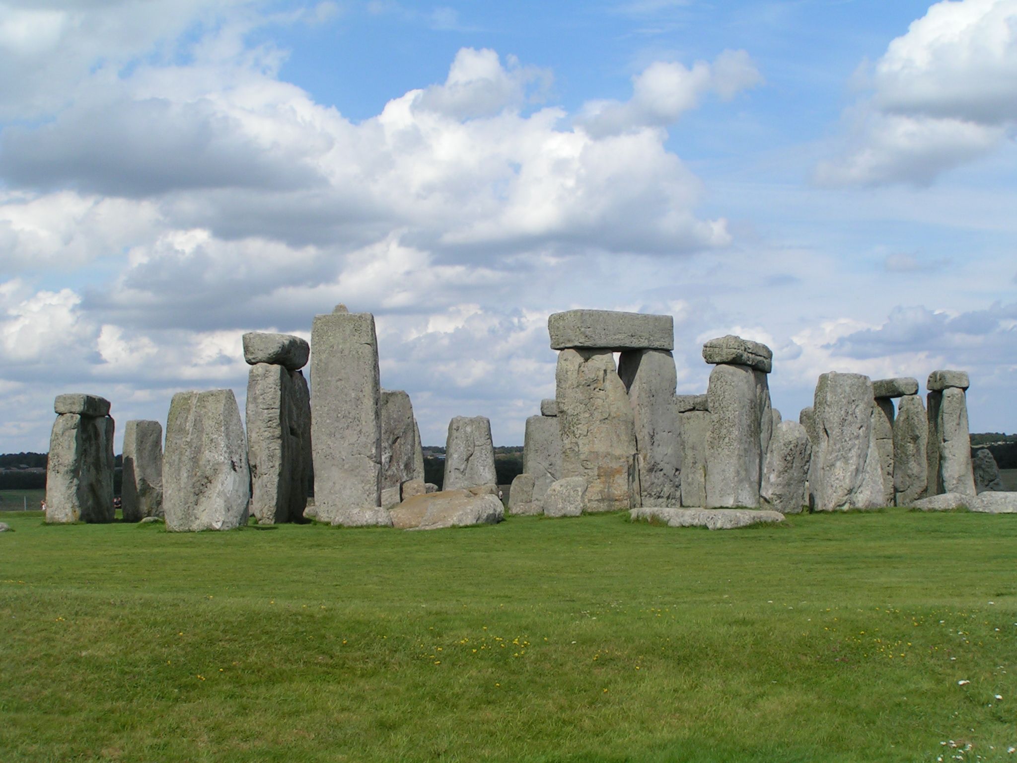 http://upload.wikimedia.org/wikipedia/commons/6/6b/Stonehenge_Total.jpg