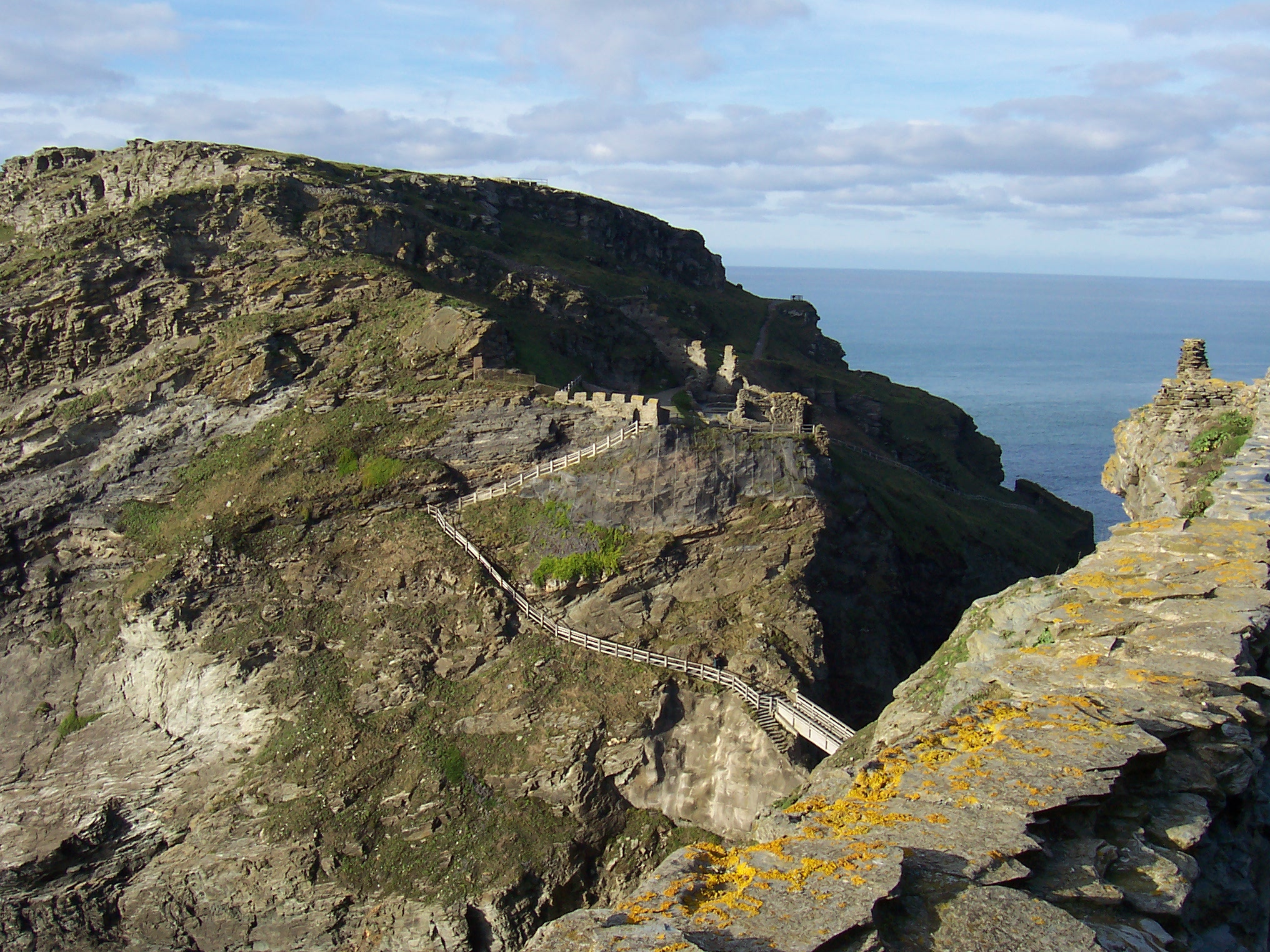 http://upload.wikimedia.org/wikipedia/commons/7/74/RemainsofTintagel.jpg