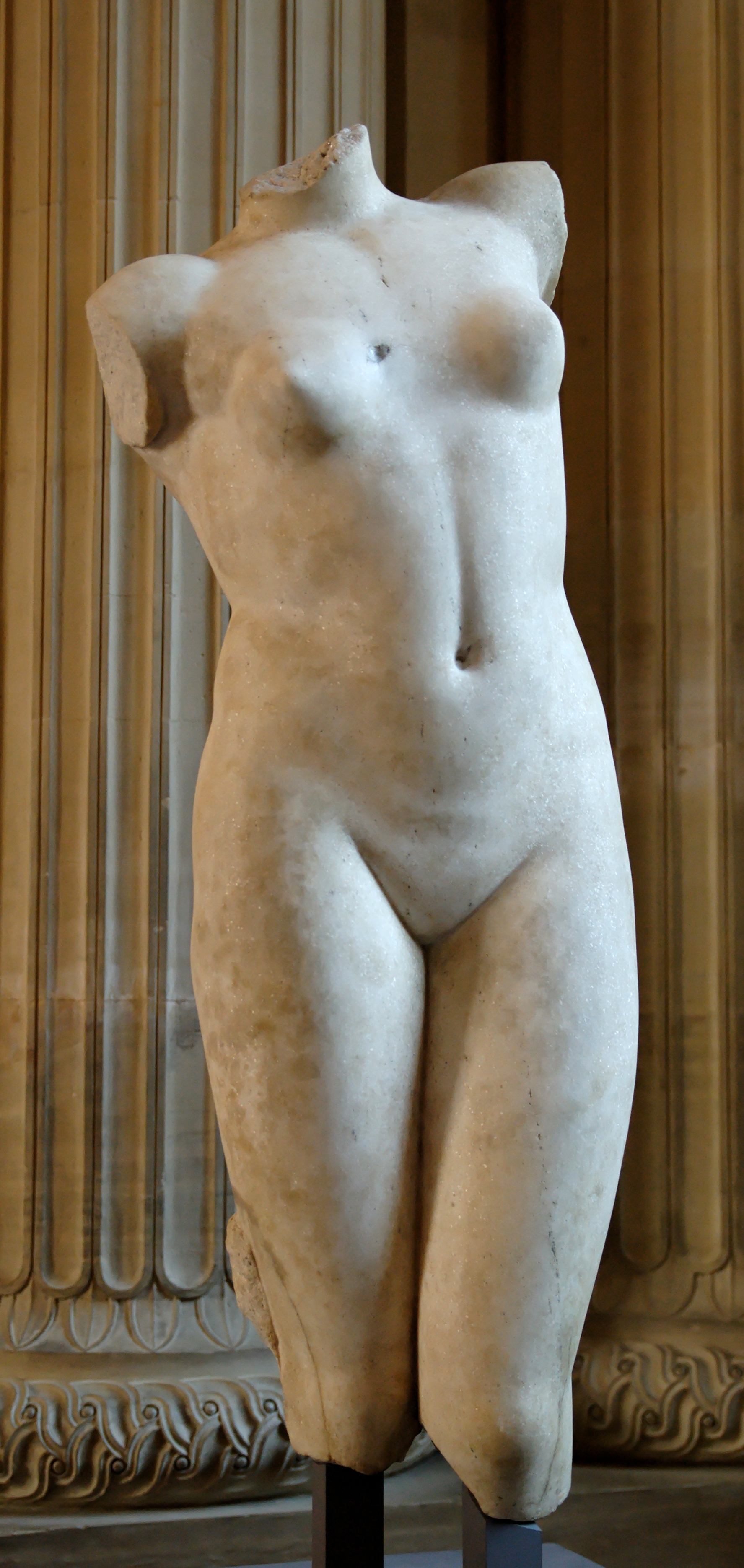http://upload.wikimedia.org/wikipedia/commons/7/77/Venus_Esquilin_type_Louvre_MND1908.jpg