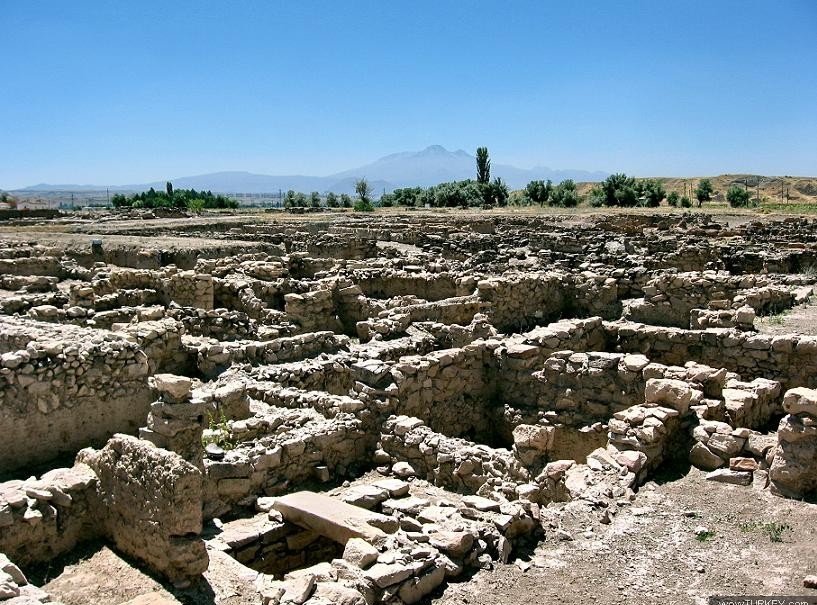 http://upload.wikimedia.org/wikipedia/commons/7/7e/BurhanettinAkbasErciyesKanis.jpg