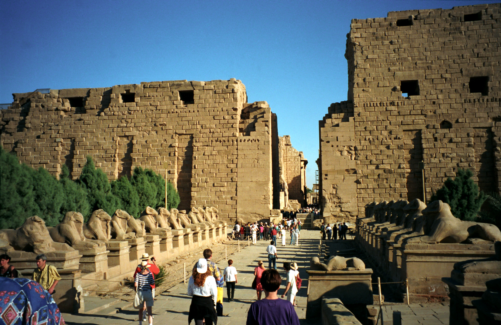 http://upload.wikimedia.org/wikipedia/commons/8/8d/Karnak01%28js%29.jpg